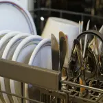 La lavastoviglie lava male i piatti: che fare